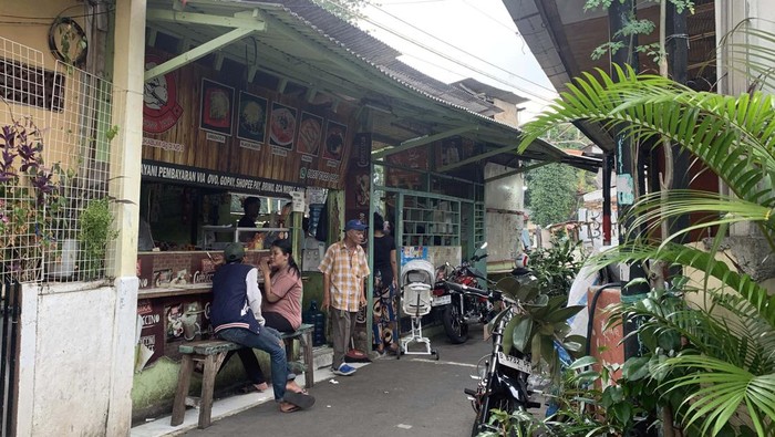 Warung Pancong Yaya di Menteng, Sederhana Tapi Jadi Primadona Ternyata ada warung pancong legendaris Menteng, Jakarta Pusat. Meskipun masih sederhana, warung pancong ini berhasil tarik banyak pembeli dari luar Jakarta.
