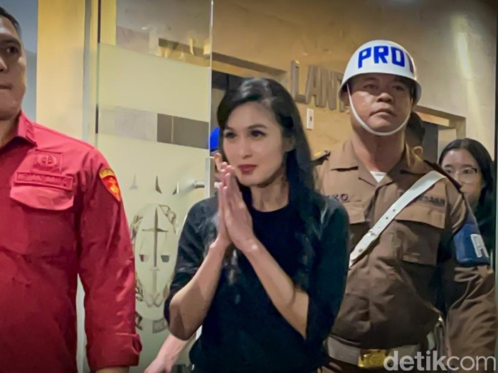 10 Jam Diperiksa Kejagung, Sandra Dewi Bungkam