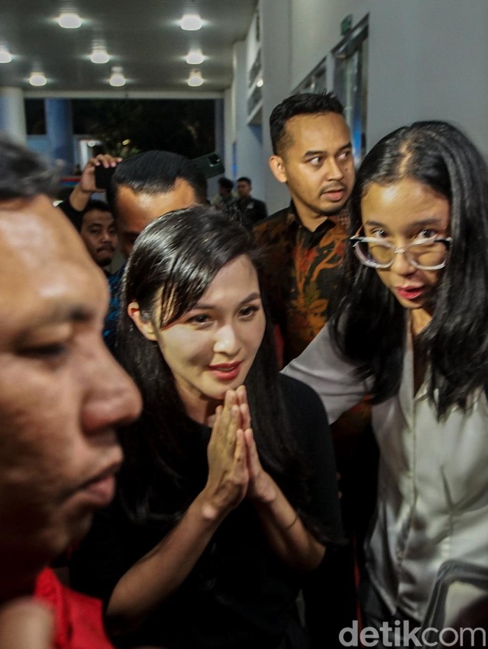 10 Jam Diperiksa Kejagung, Sandra Dewi Bungkam 10 Jam Diperiksa Kejagung, Sandra Dewi Bungkam