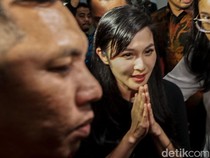 Busana Serba Hitam Sandra Dewi saat Diperiksa Kejagung 10 Jam