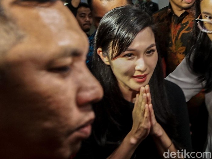 10 Jam Diperiksa Kejagung, Sandra Dewi Bungkam