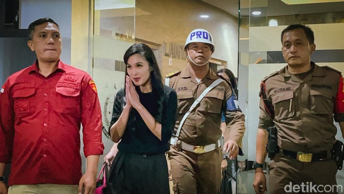10 Jam Diperiksa Kejagung, Sandra Dewi Bungkam