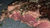 Tak semua restoran mengerti cara bikin steak medium rare. Buktinya pelanggan ini disajikan steak yang bagian tengahnya benar-benar masih mentah. Ngeri! Foto: BuzzFeed