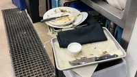 Tumpukan cucian piring jadi pemandangan umum di dapur restoran, tapi jika begini sih keterlaluan ya? Banyak sisa makanan bisa mengering jika didiamkan terlalu lama. Foto: BuzzFeed