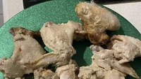 Stok chicken wings dibiarkan begini saja di atas piring. Tampilannya dianggap memalukan karena amat pucat dan tidak higienis. Foto: BuzzFeed