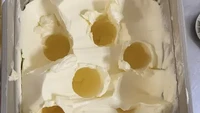 Pegawai restoran ini terlihat tidak apik karena dia mengambil margarin dengan cara seperti ini. Yang terlihat hanya permukaan bolong-bolong, duh! Foto: BuzzFeed
