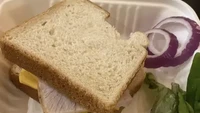 Tak semua restoran memperlakukan pegawainya dengan baik. Buktinya mereka hanya diberi makanan yang tampak tidak layak seperti ini. Foto: BuzzFeed