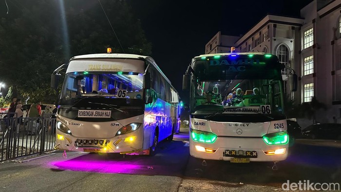 11 Unit bus membawa kembali 450 jemaah ke Bandara Sultan Hasanuddin, Makassar, setelah sebelumnya gagal terbang karena muncul percikan api di mesin pesawat. Ahmad Nurfajri/detikSulsel