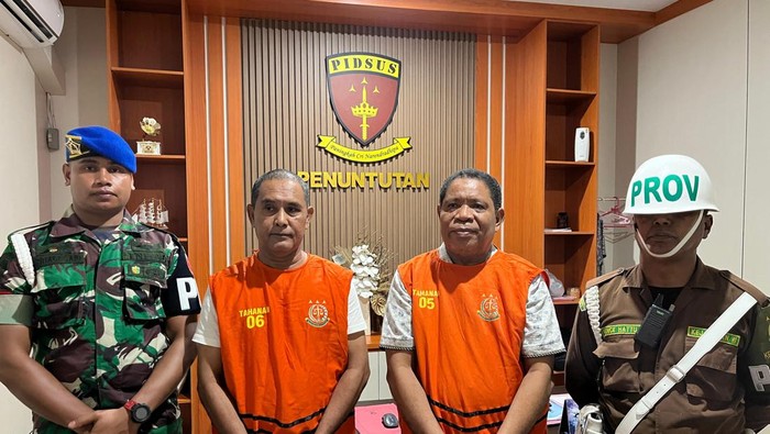 Adam Rahayaan dan Abas Apollo Rahawarin saat dibawa ke Rutan Kelas II A Ambon.