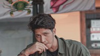 Momen Aditya ketika kulineran kaki lima juga pernah terlihat. Ia menikmati es jeruk di warung seafood. Foto: Instagram @real_aditya1