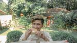 Momen Aditya Zoni Saat Jajan di Minimarket hingga Floating Breakfast