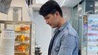 Aditya juga pernah terlihat jajan di sebuah minimarket Jepang populer. Ia tampak sedang memilih odeng. Foto: Instagram @real_aditya1
