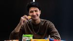 Momen Aditya Zoni Saat Jajan di Minimarket hingga Floating Breakfast