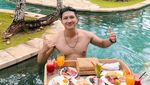 Momen Aditya Zoni Saat Jajan di Minimarket hingga Floating Breakfast