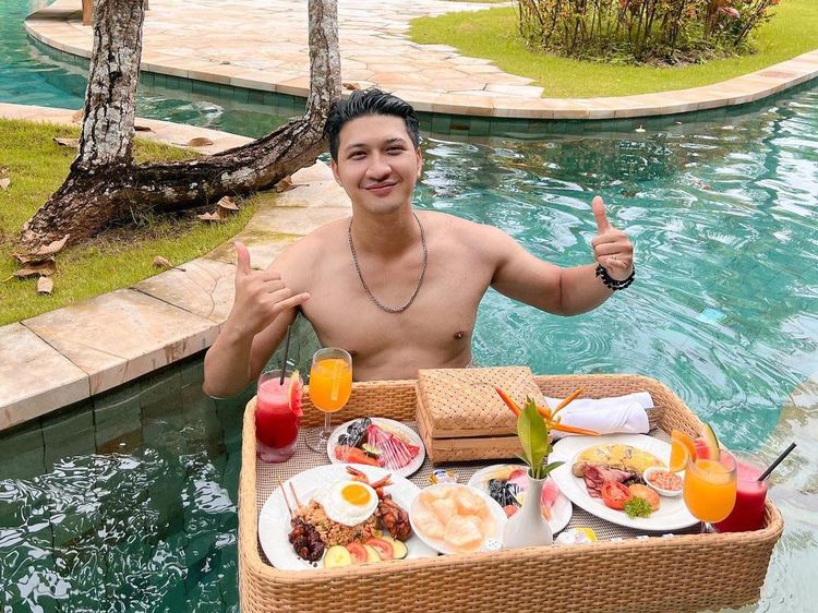 Momen Aditya Zoni Saat Jajan di Minimarket hingga Floating Breakfast