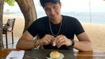 Momen Aditya Zoni Saat Jajan di Minimarket hingga Floating Breakfast
