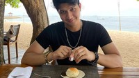 Aditya Zoni kerap menunjukkan momen kulinernya. Seperti di sebuah restoran pinggir pantai, ia menikmati sarapan roti dengan butter. Foto: Instagram @real_aditya1