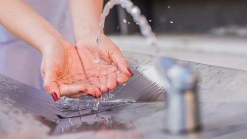 Ilustrasi sumber air bersih, pompa air.