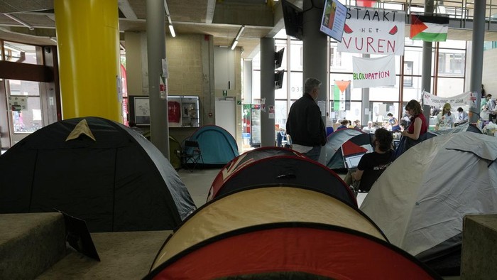 Aksi Bela Palestina, Mahasiswa Belgia Berkemah di Kampus Mahasiswa di Belgia melakukan aksi dukungan untuk Palestina. Aksi itu dilakukan dengan berkemah di Kampus.