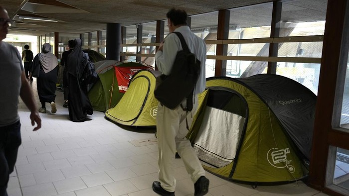 Aksi Bela Palestina, Mahasiswa Belgia Berkemah di Kampus Mahasiswa di Belgia melakukan aksi dukungan untuk Palestina. Aksi itu dilakukan dengan berkemah di Kampus.