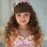 Anastasiya dikenal dengan wajahnya yang mirip boneka. Ia memiliki mata biru mempesona dan rambut cokelat yang sering ditata ikal sehingga terlihat seperti putri di negeri dongeng. Foto: Instagram Anastasiya Knyazeva