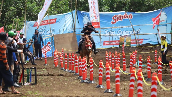 Atlet muda cabor Panahan Berkuda asal Gresik Radina Syifaiyah.