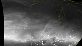 Peristiwa Carrington (1859): Suar Matahari menciptakan radiasi pada abad ke-19. Peristiwa Carrington adalah badai geomagnetik besar yang terjadi pada September 1859, menyebabkan pemadaman listrik dan mengganggu jaringan telegram. Untungnya, karena saat itu tahun 1850-an, kita belum bergantung pada infrastruktur listrik seperti sekarang, jadi kerusakannya tidak terlalu parah, meskipun ini tetap menjadi badai terbesar dari jenisnya. Meskipun disaksikan di seluruh dunia, Peristiwa Carrington tetap menjadi sebuah teka-teki, begitu pula dengan potensi efek mematikan dari badai serupa di masa depan Foto: NOAA