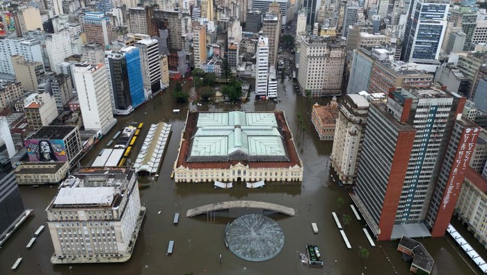 Banjir di Brasil Tak Kunjung Surut, Bikin Warga Kesulitan A drone view shows flooded streets in downtown Porto Alegre, Rio Grande do Sul, Brazil, May 13, 2024. REUTERS/Diego Vara