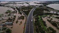 Banjir tersebut telah menewaskan lebih dari 140 orang dan memaksa ratusan ribu orang meninggalkan rumah mereka. (REUTERS/Adriano Machado)