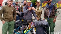 Pria yang kini berusia 53 tahun itu berhasil mengayuh sepedanya dan menempuh jarak 27.500 kilometer. Pokoknya konsep saya road to Makkah dulu, nanti bisa haji atau nggak ya lihat regulasi sana. Pokoknya ke Makkah dulu, ujarnya kepada detikHikmah, Rabu (15/5/2024). Foto: dok. pribadi Sayudi