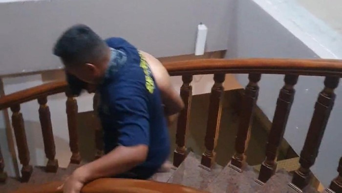 Brondong yang digerebek selingkuhi istri orang dikeler dalam keadaan telanjang.