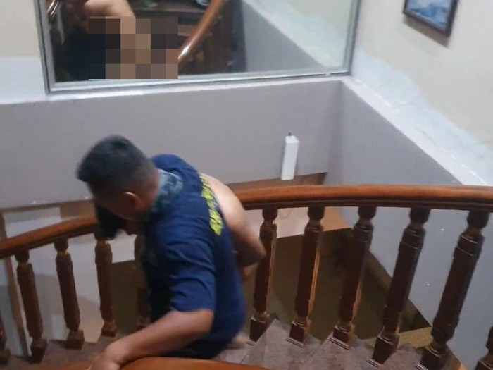 Brondong yang digerebek selingkuhi istri orang dikeler dalam keadaan telanjang.