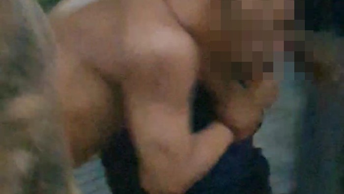 Brondong yang digerebek selingkuhi istri orang dikeler dalam keadaan telanjang.