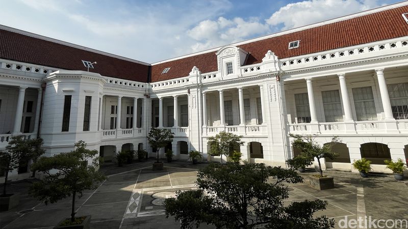 Museum Bank Indonesia merupakan objek wisata di kawasan Kota Tua. Tak hanya menyimpan kisah perjalanan Bank Indonesia, museum ini juga mengoleksi uang kuno.