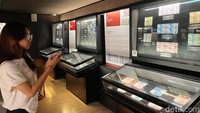 Seorang pengunjung melihat-lihat koleksi di Museum Bank Indonesia.