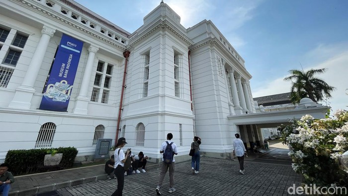 Museum Bank Indonesia merupakan objek wisata di kawasan Kota Tua. Tak hanya menyimpan kisah perjalanan Bank Indonesia, museum ini juga mengoleksi uang kuno.