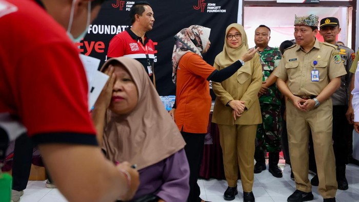 Bupati Banyuwangi Ipuk Fiestiandani meninjau kegiatan operasi katarak gratis