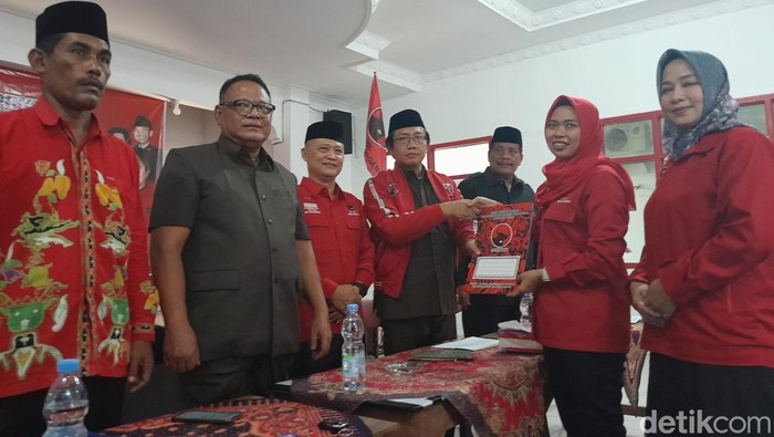 Bupati Eistianah mengembalikan formulir pendaftaran bakan calon bupati Demak di DPC PDIP Demak, Rabu (25/5/2024).