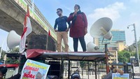 Bebaskan suami saya. Tolong Pak Kapolri kasihani kami, ujar sang ibu dari atas mobil komando.  