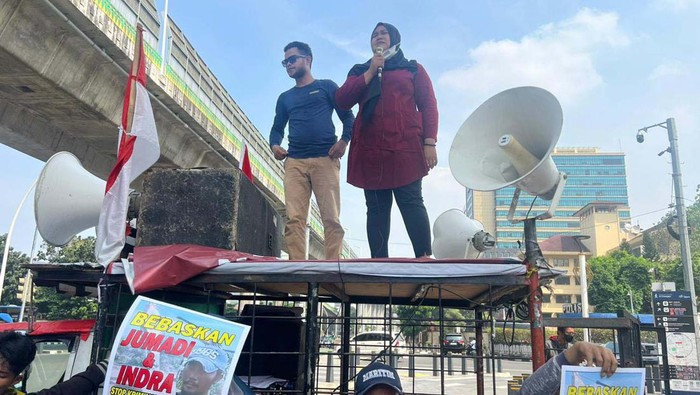 Bersama dengan ratusan buruh, dua orang ibu dan anak-anaknya mendatangi Mabes Polri. Mereka meminta agar Junaedi dan Indra dibebaskan.