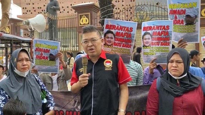 Bersama dengan ratusan buruh, dua orang ibu dan anak-anaknya mendatangi Mabes Polri. Mereka meminta agar Junaedi dan Indra dibebaskan.