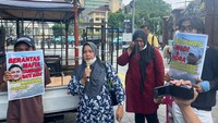 Bersama dengan ratusan buruh, dua orang ibu mendatangi Mabes Polri, Rabu (15/5). Mereka mengadukan dan memohon kepada Kapolri Jenderal Listyo Sigit Prabowo agar dapat membebaskan Junaedi dan Indra yang sebelumnya bekerja di PT SKB.  