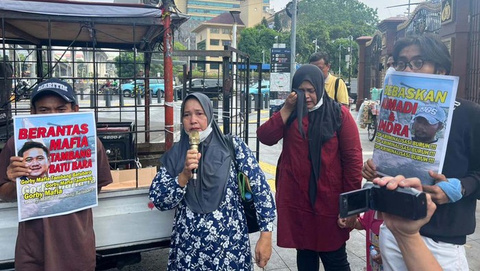 Bersama dengan ratusan buruh, dua orang ibu dan anak-anaknya mendatangi Mabes Polri. Mereka meminta agar Junaedi dan Indra dibebaskan.