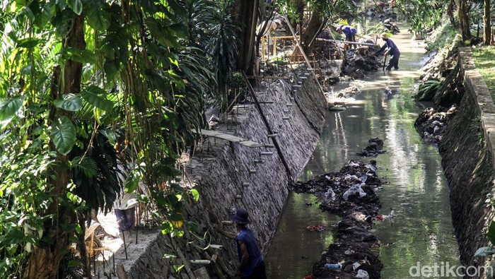 Cegah Banjir, Turap Kali di Kebayoran Jaksel Diperbaiki Turap anak sungai yang melintas di Taman Langsat, Kebayoran Baru, Jakarta, diperbaiki. Hal ini untuk mencegah banjir saat hujan turun.