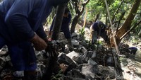 Penurapan dilakukan dengan menggunakan batu kali.  