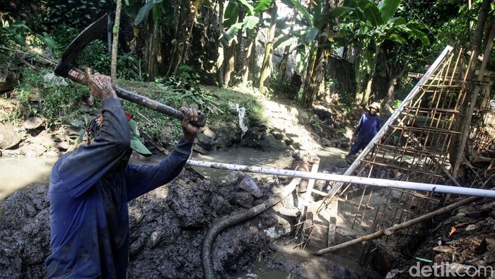 Cegah Banjir, Turap Kali di Kebayoran Jaksel Diperbaiki Turap anak sungai yang melintas di Taman Langsat, Kebayoran Baru, Jakarta, diperbaiki. Hal ini untuk mencegah banjir saat hujan turun.