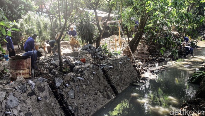 Cegah Banjir, Turap Kali di Kebayoran Jaksel Diperbaiki Turap anak sungai yang melintas di Taman Langsat, Kebayoran Baru, Jakarta, diperbaiki. Hal ini untuk mencegah banjir saat hujan turun.