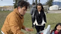 Belum lama ini, Cindy Fatikasari dan Tengku Firmansyah liburan ke kota Jasper. Mereka piknik dengan Tengku Firmansyah bertugas bikin steak dan hot dog. Foto: Instagram cindyfatikasari18