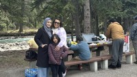 Menjelajah spot-spot keren di Kanada dengan roadtrip, artis dan penyanyi ini pun tampak senang menyelipkan agenda piknik. Ia dan kerabat menikmati suasana dan makanan enak bersama. Foto: Instagram cindyfatikasari18