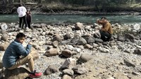 Cindy Fatikasari juga memamerkan momen suami dan anaknya menikmati makanan dengan pemandangan sungai yang cantik dan jernih ini. Foto: Instagram cindyfatikasari18